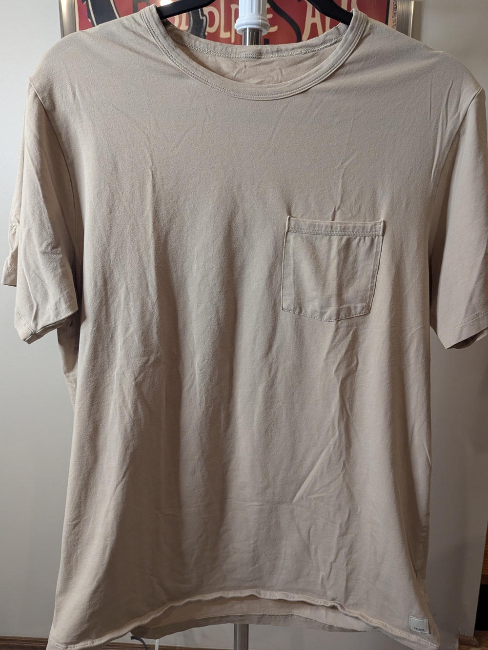 $22 Vuori Men's Size Medium - Feather Pocket Tee in Toast (Style V1031) EUC